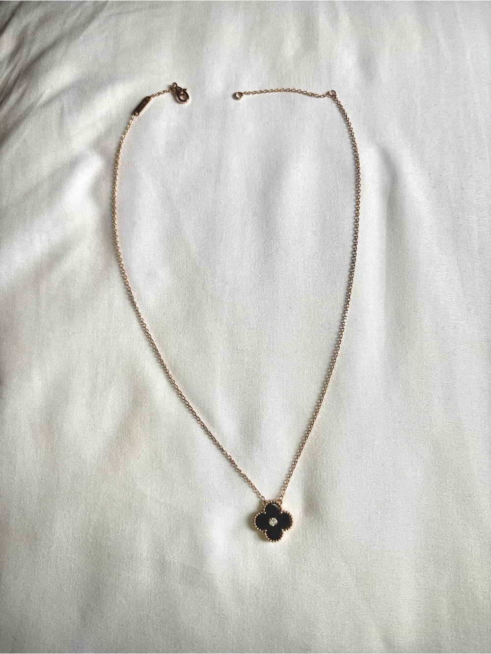 4 leaf clover necklace with gold chain and gem stone in the centre